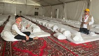 Begini penampakan tenda tempat tinggal jemaah di Arafah yang sudah diisi karpet dan kasur. Ace Hasan dan Mufti Anam mengecek fasilitas kasur bagi jemaah.