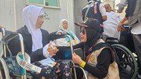 Timwas Haji DPR juga sempat bertemu jemaah haji lansia yang berkursi roda. Wakaposko Terminal Jiad, Amrun, menjelaskan jemaah berkursi roda dibantu naik turun bus oleh petugas. Foto di atas memperlihatkan Anggota Timwas Haji DPR Selly Andriany sedang berbincang dengan jemaah haji lansia.