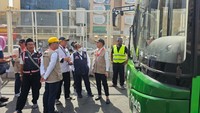 Timwas Haji DPR mendapat informasi ada 452 bus yang disediakan Pemerintah, namun baru 25 bus di antaranya yang memiliki fasilitas ramah lansia. Timwas Haji DPR meminta jumlah bus ramah lansia ini ditambah.