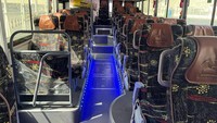 Beginilah kondisi di dalam bus shalawat yang mengantar jemaah Haji Indonesia di Mekkah.