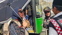 Anggota Komisi VIII DPR Sri Wulan (kiri) dan Selly Andriany Gantina (kanan) berbincang dengan Wakil Kepala Posko Terminal Jiad, Amrun, yang mengurus bus untuk jemaah haji RI di Mekkah.