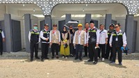 Timwas Haji DPR juga meninjau toilet permanen yang dibangun di Arafah. Dari kiri ke kanan: dua orang petugas haji berompi hitam, Anggota Komisi VIII DPR Selly Andriany, Anggota Komisi VIII DPR Sri Wulan, Wakil Ketua Komisi VIII DPR Aceh Hasan Syadzily, Wakil Ketua Ketua Komisi V DPR Andi Iwan Darmawan Aras, PPIH Daker Mekkah Nur Arifin, tiga orang petugas haji.