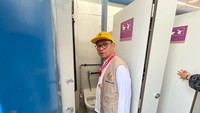 Ace Hasan menunjukkan kondisi di dalam toilet.