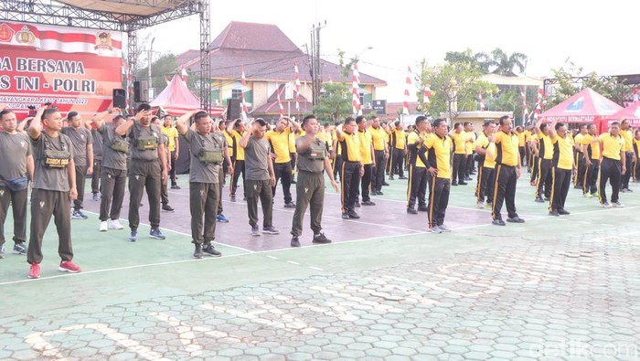 TNI-Polri di Indramayu saat olahraga bersama dalam rangka merawat sinergitas jelang Pemilu 2024