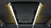 Toyota juga telah menyematkan Super-Long Overhead Console pada Alphard dan Vellfire yang membentang dari depan ke baris kedua. Di generasi sebelumnya, lampu, tombol-tombol, kisi-kisi AC terletak di sisi jendela. Kini posisinya berada di tengah di atas kepala. Ini juga memudahkan penumpang dalam membuka jendela dari sisi berlawanan. Foto: Dok. Toyota Global