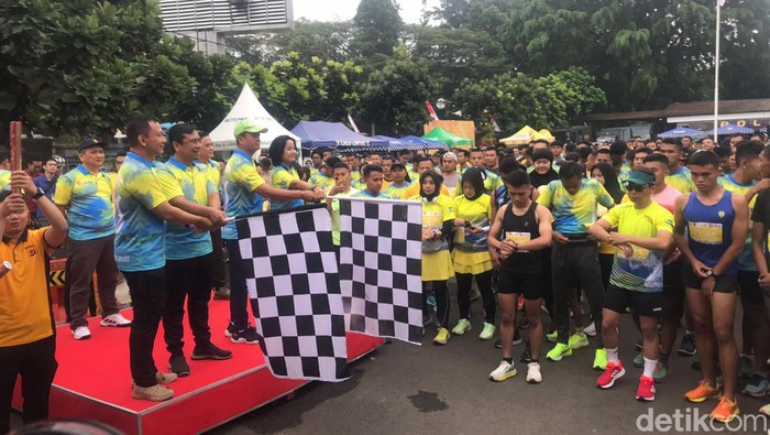 Warga Bandung saat ikuti lomba lari sambut HUT Bhayangkara