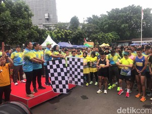Sambut HUT Bhayangkara, Warga Ramai-ramai Lari Keliling Bandung