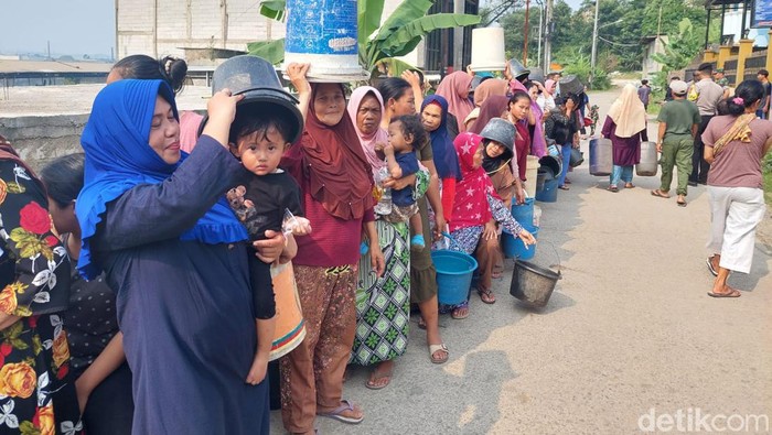 Warga mengantre demi mendapatkan air bersih