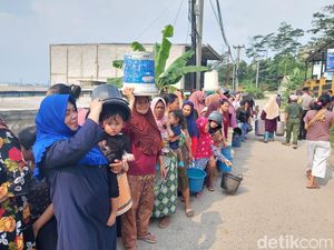 Kekeringan Melanda Margaasih, Warga Rela Antre Demi Air Bersih