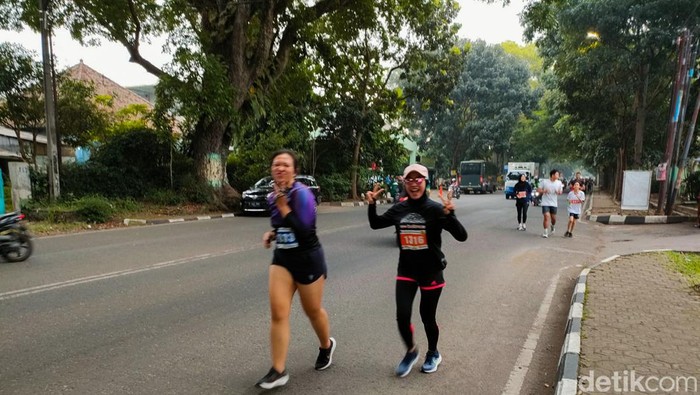 Warga saat ikuti lomba lari mengitari Kota Cimahi