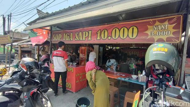 Warung kaki lima penyedia sop iga murah di Garut