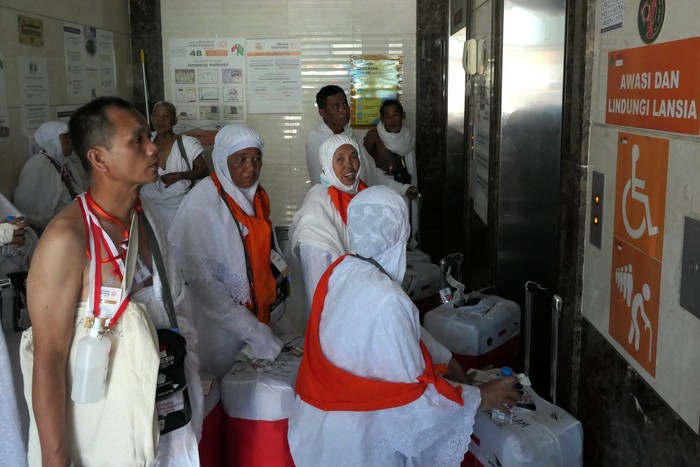 Dua peserta calon haji mencari koper di salah satu hotel sektor 3, Syisyah, Mekah, Arab Saudi, Sabtu (24/6/2023). Semua jamaah Indonesia sebanyak 558 kloter berjumlah 209.782 jamaah haji reguler telah tiba di Tanah Suci, 276 kloter terdiri dari 103.809 jamaah mendarat di Bandara Madinah dan 282 kloter dengan 105.973 jamaah mendarat di Bandara Madinah. ANTARA FOTO/Wahyu Putro A/aww.