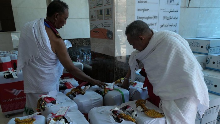 Dua peserta calon haji mencari koper di salah satu hotel sektor 3, Syisyah, Mekah, Arab Saudi, Sabtu (24/6/2023). Semua jamaah Indonesia sebanyak 558 kloter berjumlah 209.782 jamaah haji reguler telah tiba di Tanah Suci, 276 kloter terdiri dari 103.809 jamaah mendarat di Bandara Madinah dan 282 kloter dengan 105.973 jamaah mendarat di Bandara Madinah. ANTARA FOTO/Wahyu Putro A/aww.