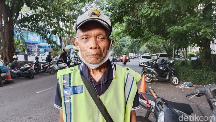 Abah Ace Wawan, pensiunan PNS Polri yang kini bekerja sebagai tukang parkir di dekat Polrestabes Bandung.
