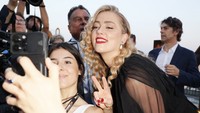 Kemunculannya itu menandai pertama kalinya kembali usai setahun menghilang dari dunia hiburan Hollywood. Dia selfie dengan penggemarnya. Foto: Istimewa