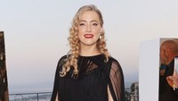Amber Heard muncul lagi ke hadapan publik untuk menghadiri pemutaran perdana dari proyek film terbarunya, In the Fire. Foto: Istimewa
