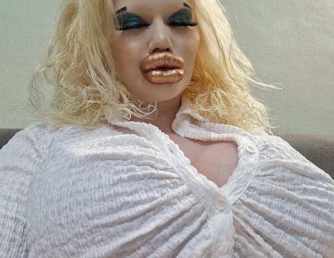 Di tengah kepercayaan dirinya itu, Andrea tetap merasa sedih dan kesepian. Dia sadar karena penampilan tidak biasa, Andrea jadi sulit punya kekasih.Foto: dok. Instagram/@andrea88476