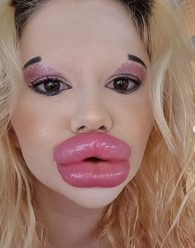 “Aku wanita dengan penampilan yanh berbeda dan besar, dan ini aneh bagi banyak pria. Tentu banyak pria yang menyukaiku, tapi ada juga yang tidak menyukaiku. Mereka menganggapku aneh dan gila,” ucap Andrea. Foto: dok. Instagram/@andrea88476