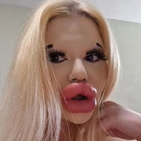 “Aku tidak suka penampilan biasa yang membosankan, dan aku penggemar bentuk besar dan keindahan eksentrik. Kecantikan alami membosankan bagiku, jadi aku memutuskan untuk mengubah penampilanku secara radikal, kata Andrea.Foto: dok. Instagram/@andrea88476