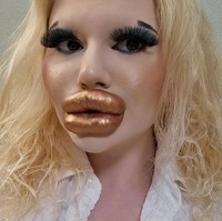 Andrea pun bangga menyebut dirinya pemilik bibir terbesar di dunia. Beginilah penampilan bibirnya yang tidak proporsional. Foto: dok. Instagram/@andrea88476