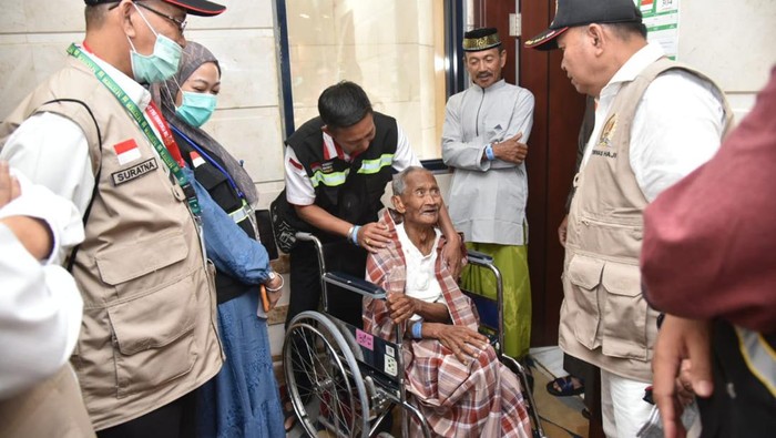 Anggota Timwas Haji DPR asal Sulawesi Selatan, Samsu Niang, menemui jemaah asal daerah pemilihannya, tepatnya jemaah asal Kabupaten Wajo. (Ahmad Toriq/detikcom)