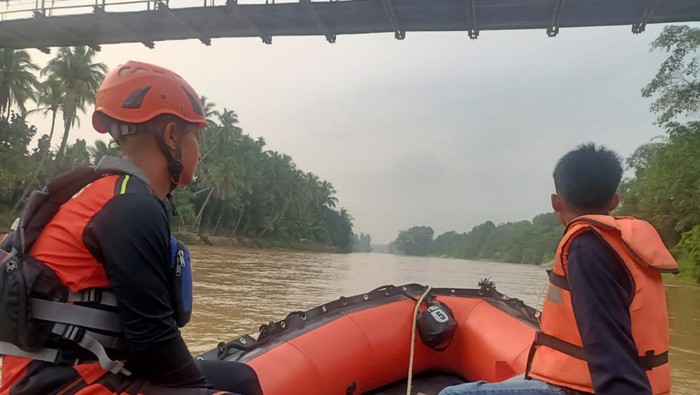 Pencarian korban tenggelam di sungai.