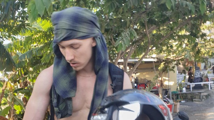 Bule memukul tukang parkir di objek wisata Pantai Kelingking, Nusa Penida, Klungkung. Tukang parkir itu dipukul empat kali hingga berdarah.