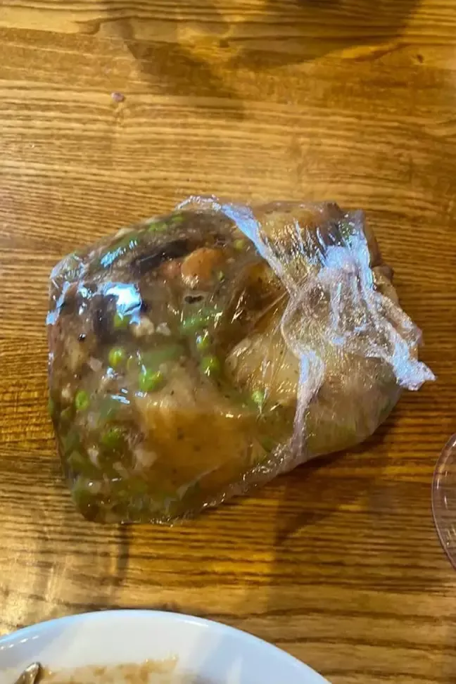 Jijik! Resto Ini Bungkus Makanan Sisa Pelanggan Seperti Sampah
