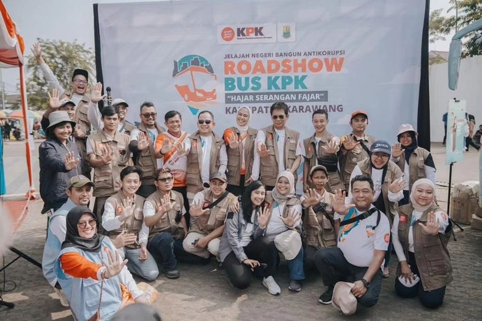 Bupati Karawang Cellica Nurrachadiana mengapresiasi kedatangan Komisi Pemberantasan Korupsi (KPK) dalam rangka roadshow bus jelajah negeri bangun antikorupsi.