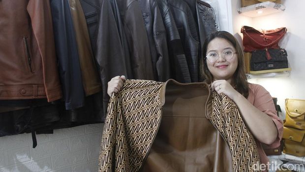 Dea, pemilik jenama tekstil kulit TAG Leather dengan model jaket kulit yang diberikannya ke Menparekraf Sandiaga Uno