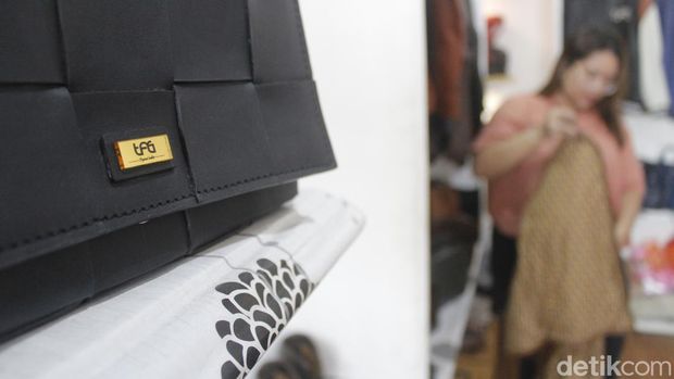 Dea, pemilik jenama tekstil kulit TAG Leather dengan model jaket kulit yang diberikannya ke Menparekraf Sandiaga Uno