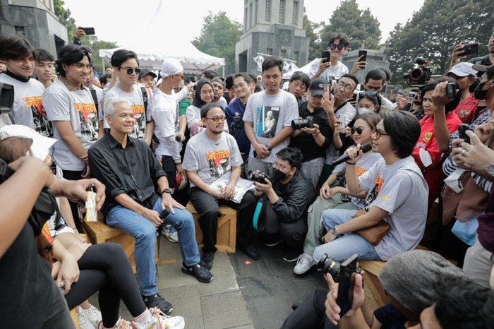 Ganjar Pranowo berdialog dengan sejumlah artis dan influencer di sela-sela acara peluncuran Greyman di Pintu 6 Gelora Bung Karno, Jakarta