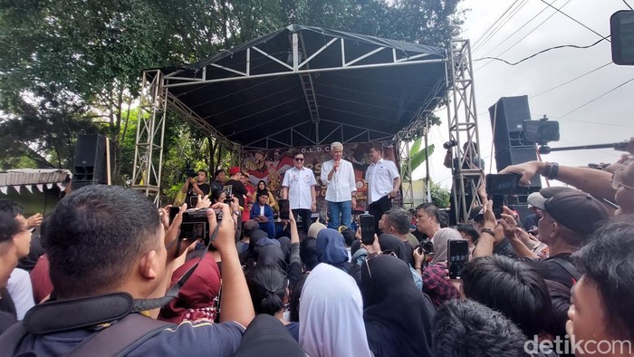 Ganjar Pranowo blusukan di Jati Padang, Jakarta Selatan, Minggu (25/6/2023).