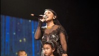 Ini adalah momen saat Gewa berada di atas panggung dengan Mutia Ayu. Mutia Ayu selama ini memang menyembunyikan wajah Gewa. Foto: instagram Didiet Maulana