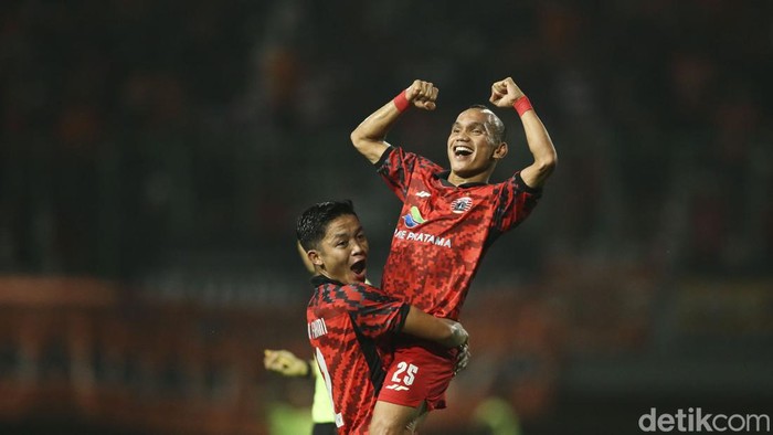 Persija Jakarta mengalahkan Ratchaburi Fc dengan skor 1 - 0 di Stadion Patriot Chandrabaga, Kota Bekasi, Minggu (25/6/2023). Gol Riko Simanjuntak memanfaatkan asist dari Ryo Matsumura membawa Persija menang dalam laga persahabatan.