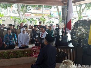 Momen Gubernur Khofifah Ziarah Makam Bung Karno