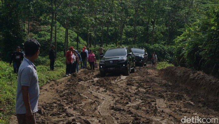 Jalan rusak di Gunung Simbolon di Nagori, Dolok Simbolon, Simalungun. (Goklas Wisely/detikSumut)