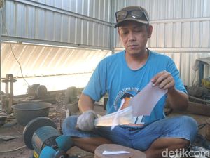 Jurus Pengasah Golok Jekulo Kudus Ladeni Ramai Pelanggan Jelang Idul Adha