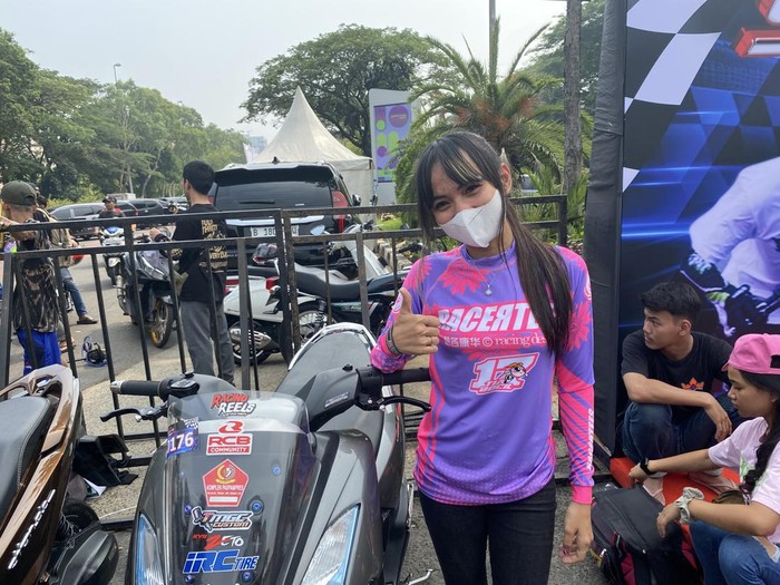 Joki wanita bernama Tia Bocil ikut balapan di ajang street race (Devi/detikcom)