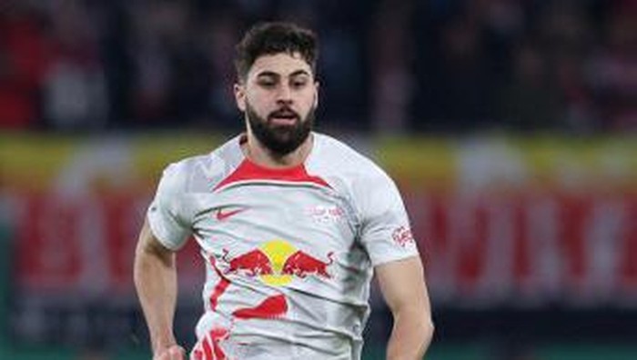 Leipzigs Croatian defender Josko Gvardiol plays the ball during the German Cup (DFB Pokal) quarter-final football match RB Leipzig v BVB Borussia Dortmund in Leipzig, eastern Germany on April 5, 2023. (Photo by Ronny Hartmann / AFP) / DFB REGULATIONS PROHIBIT ANY USE OF PHOTOGRAPHS AS IMAGE SEQUENCES AND QUASI-VIDEO.