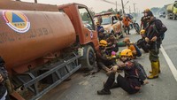 BPBD Provinsi Kalsel dibantu ratusan relawan pemadam kebakaran masih berupaya memadamkan kebakaran tersebut. 
