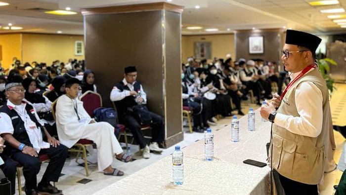 Kang Ace memberikan sambutan di acara silaturahmi petugas haji Provinsi Jawa Barat.