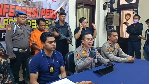 Kapolresta Denpasar Kombes Bambang Yugo Pamungkas (tengah) dan jajaran Polsek Kuta saat konferensi pers di Mapolsek Kuta, Badung, Minggu (25/6/2023) sore. (oto Agus Eka/detikBali)