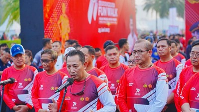 Potret Kapolri hingga Mahfud Md Meriahkan Bhayangkara Fun Walk di Monas