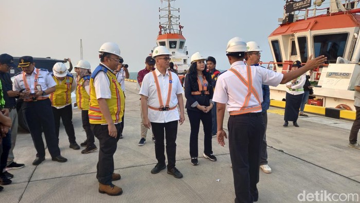 Kementerian Koordinator Bidang Perekonomian saat meninjau Pelabuhan Patimban, Subang, Sabtu (24/6/2023) sore.