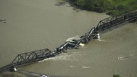 Awak kereta api berada di tempat kejadian di Stillwater County, dekat kota Columbus, sekitar 40 mil (sekitar 64 kilometer) barat Billings. Daerah ini berada di bagian Lembah Sungai Yellowstone yang berpenduduk jarang, dikelilingi oleh peternakan dan lahan pertanian. Sungai di sana mengalir menjauh dari Taman Nasional Yellowstone, sekitar 110 mil (177 kilometer) barat daya. AP/Larry Mayer 