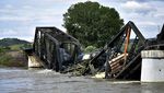 Kereta Barang Terjun ke Sungai Yellowstone AS Imbas Jembatan Roboh