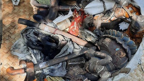 Polisi menyelidiki asal-usul keris dan patung yang ditemukan tukang kebun restoran di sungai di Petitenget. Benda itu diduga keramat.