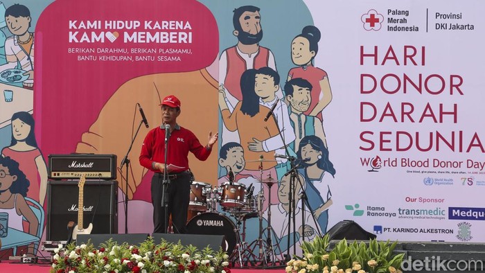 Warga berfoto saat acara puncak peringatan Hari Donor Darah Sedunia di Kota Tua, Jakarta, Minggu (25/6/2023). Dalam acara tersebut PMI DKI Jakarta memberikan penghargaan kepada 150 Donor Darah Sukarela.