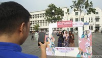 Warga berfoto saat acara puncak peringatan Hari Donor Darah Sedunia di Kota Tua. 